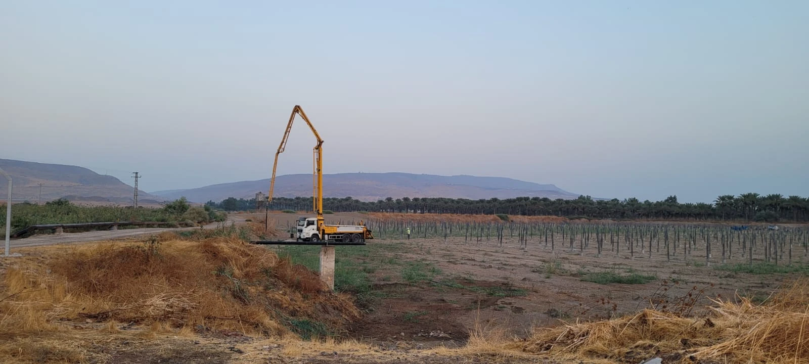 עבודות בטון באתר חקלאי בעמק