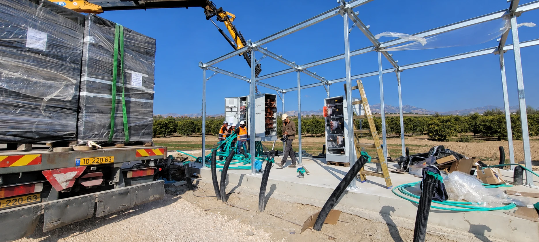 התקנת תשתיות חשמל במטע